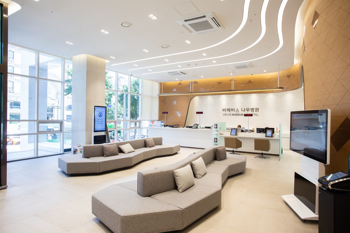 Por que o revestimento de parede em vinil rígido é a escolha ideal para interiores hospitalares modernos?