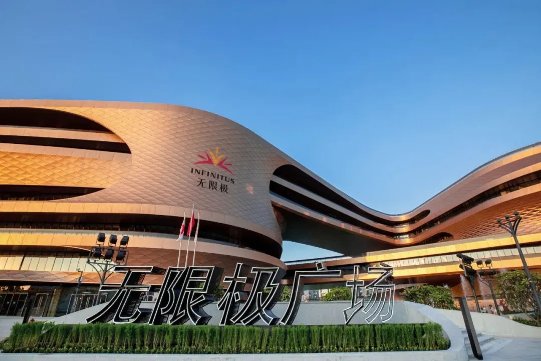 Tour pelo novo escritório da Pinger: onde painéis desenvolvidos internamente redefinem os espaços de trabalho modernos.