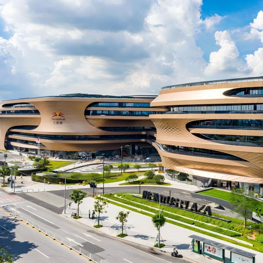 Tour pelo novo escritório da Pinger: onde painéis desenvolvidos internamente redefinem os espaços de trabalho modernos.